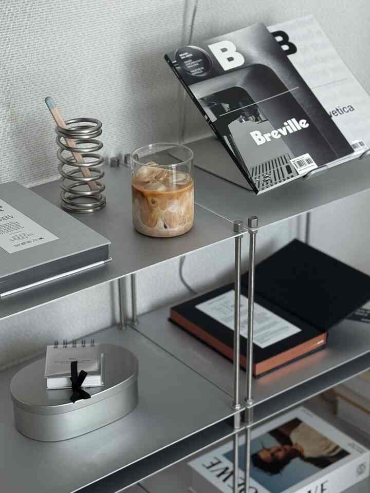 #내돈내산 Rhombus Wrap, sempurna sebagai meja kopi🤍
Dulu saya suka besi poles, tapi setelah jatuh cinta dengan besi matte, sekarang saya terpikat oleh keanggunannya🤍

Cocok sekali dengan properti apa pun,
dan seru untuk ditukar dengan berbagai benda🤍

Saya akan segera memindahkannya ke kafe rumahan,
dan saya berencana untuk mengubahnya menjadi rak kafe rumahan✨

#CornSoupRecord #내돈내산추천템 #홈카페 #홈카페인테리어 #홈카페존 #홈카페족 #홈스타일링 #쇠테리어 #롬버스랩 #선반인테리어 #선반꾸미기 #소품인테리어 #소품꾸미기 #취미방 #취미공간 #미드센추리 #홈카페테이블 #홈카페존꾸미기