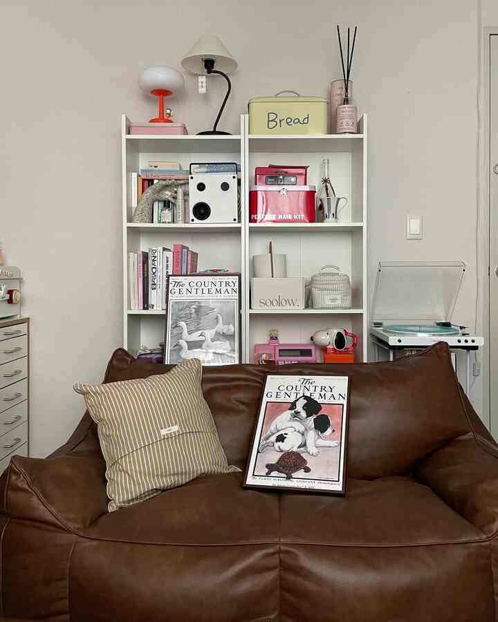 白い壁と本棚を背景に茶色のビーンバッグソファが置かれた雰囲気のあるおうちカフェ空間