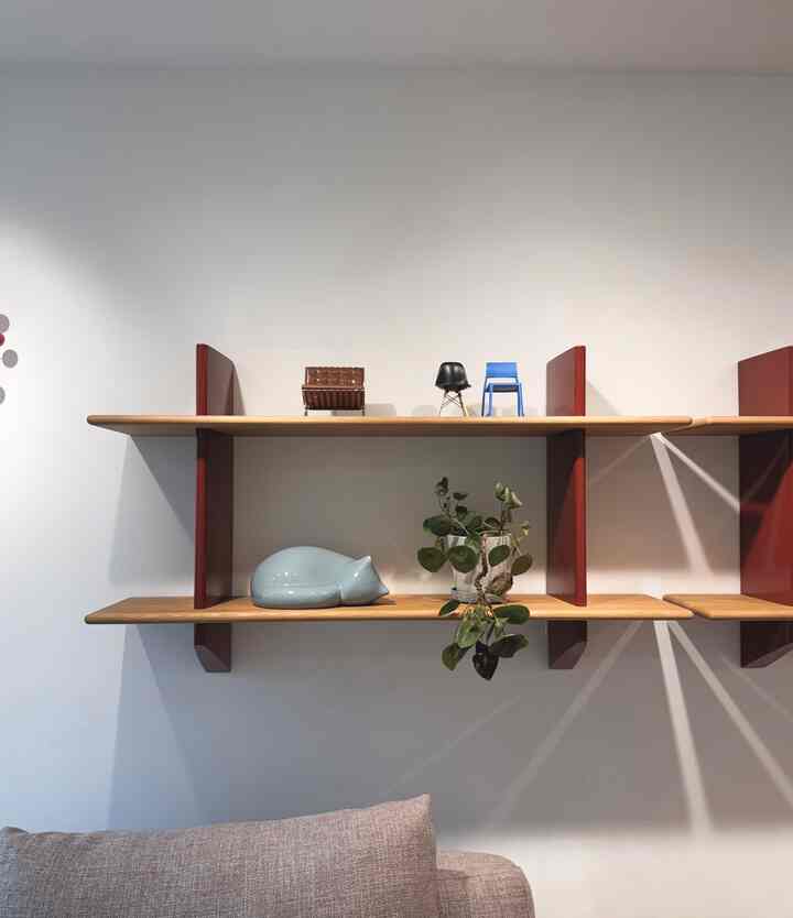 ビトラ家具＆小物2

ビートラの象徴的な椅子のミニチュア製品はとてもかわいいです。
イサムの野口コーヒーテーブルもまた美しいです。
後でもっと大きなリビングルームがあると心配してみましょう😁

＃ヴィトラ＃イサムノグチ＃コーヒーテーブル＃リビングテーブル＃vitra＃イムスチェア＃壁棚＃リビングインテリア＃家具インテリア＃輸入家具＃ 