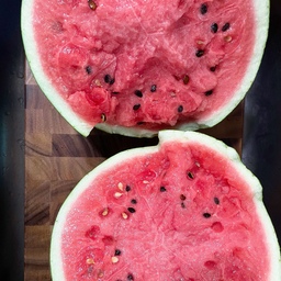 #여름방학일기 2편 🍉
여름하면 역시 수박이죠~!
휴가 전부터 수박 수박 노래를 부르다가 휴가 시작하자마자 사먹었는데
진짜 달달~하고 시원하니 너무 맛있었어요 !! 
깍뚝썰기로 먹다가 씨 없는 부분만 따로 얼려서
며칠 전 포스팅한 수박 소르베도 만들어먹고나니
한 통이 금방 없어졌어요
#수박 #과일간식 #제철과일 #집밥스타그램 #홈카페 #일상기록 #먹스타그램 #식단일기 #푸드스타그램 #건강간식 #여름 #여름방학 #콘수프기록 #나도크리에이터 #맞팔 #맞팔환영 #간식추천 #간식타임 #간식만들기 #빙수