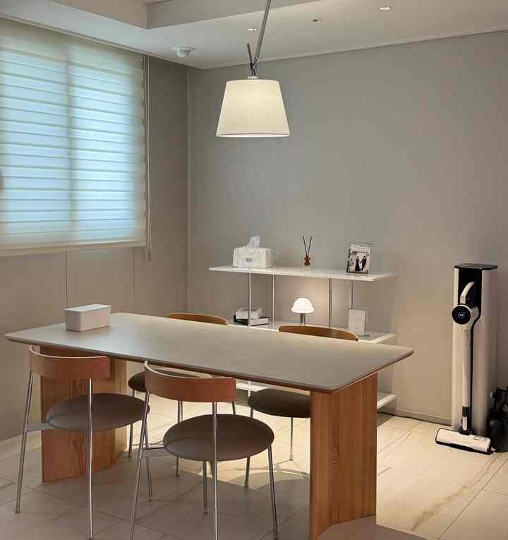 白と木目調が調和するシンプルな4人用ダイニングスペース、ミニマルで自然な雰囲気のあるインテリア