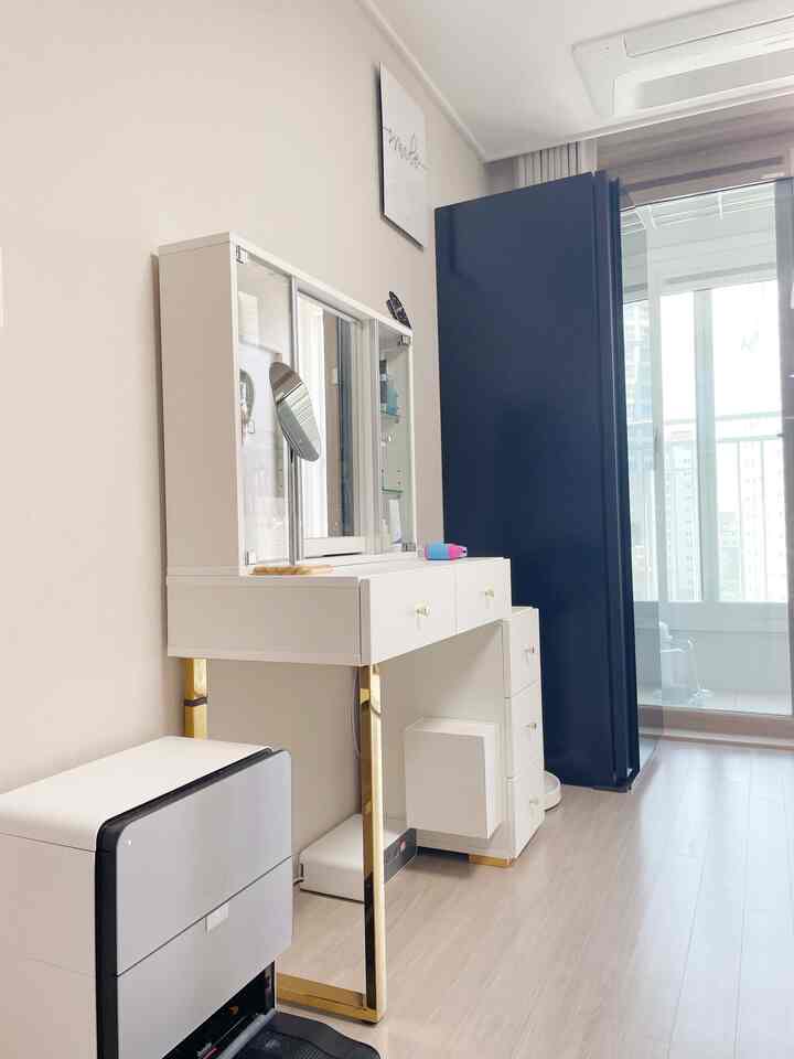 もともとはバスルーム、ドレスルーム、ベランダが付いたお部屋ですが、私たちはこの部屋をチャットルームとして使っています。

外出準備するとき、一つの空間ですべてが解決されて動線が本当に楽ですよ👍🏻

5枚目の写真にあるドアの閉鎖防止は猫の出入りを防ぐための製品ですが、おすすめです！適度な痛風はなって猫は入らない空間です。

＃化粧台＃ロボラック＃LGスタイラー＃猫トイレ＃デッキタイル＃猫ゴミ箱＃私のお金の内装＃ 