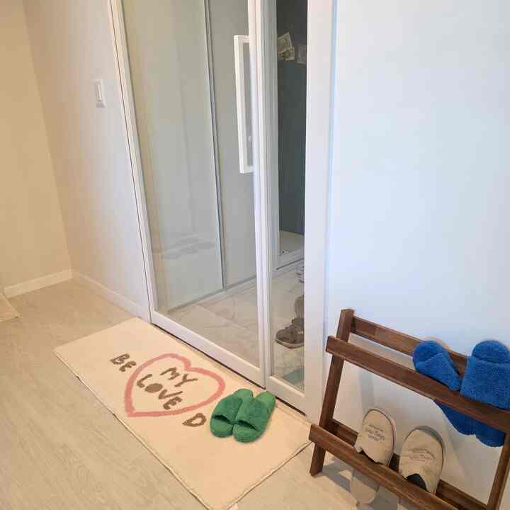 #내돈내산 #콘수프기록 
I transformed my entryway with a pretty rug and vivid slippers!!

#Entryway #현관인테리어 #일상 #맞팔 #실내화정리대 #실내화거치대