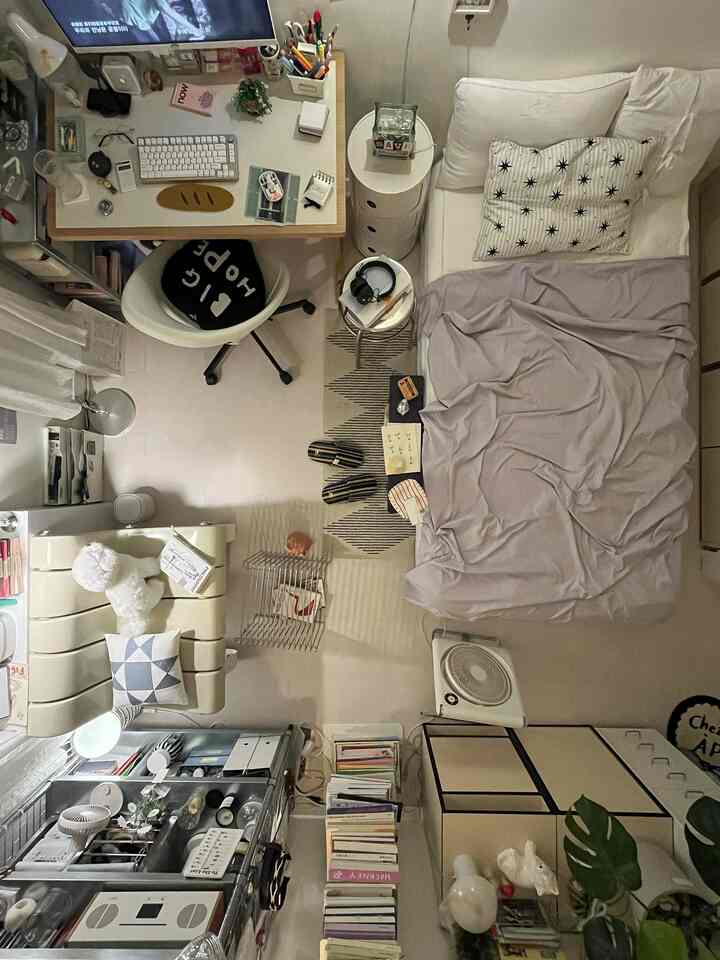 #오늘의우리집 #콘수프기록
Aerial shot after a long time🤍
My cute and cozy room😆

#3pyeong #붙박이장있는방 
#3pyeong #침실인테리어 #침실꾸미기 #작은방인테리어 #작은방꾸미기 #작은방 #3평방꾸미기 #3평방인테리어 #3평방구조 #선반인테리어 #쇠테리어 #작은방침실 #좁은방 #좁은방꾸미기 #좁은방인테리어 #원목깔판 #매트리스깔판 #꼭꼬핀선반 #벽조명 #벽조명인테리어 #벽꾸미기 #벽꾸미기인테리어 #데스크테리어