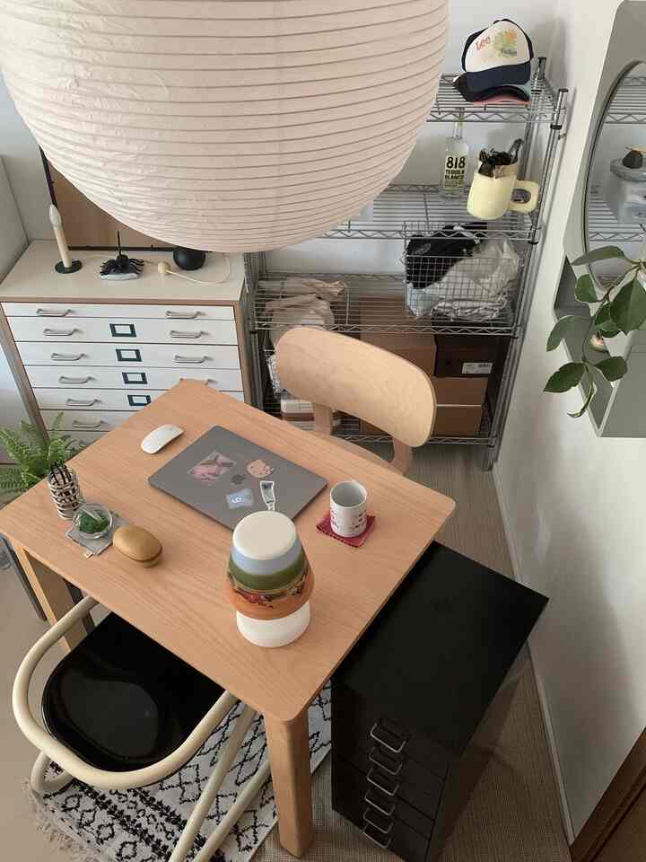 ナチュラルな色調のコンパクトなホームオフィス、木製のデスクと多様な収納が配置された整然とした空間