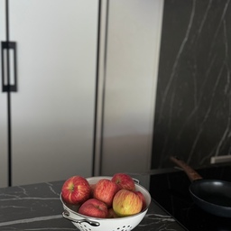 #살림살이 _7
#콘수프기록
오늘 아침에 쿠팡 배송 받은 꼬꼬마 사과🍎
역시 가을 초입이라 그런가 사과 색깔이 곱네요
사과 껍질 채 드세요? 아니면 까서 드세요?
저는 사과 껍질채 먹는 식감을 좋아해서 껍질채 먹어요.
엘지오브제 듀얼 정수기에는 클린세척수 기능이 있어서
5분 정도만 담가 둔 뒤, 흐르는 물에 세척하면 안심하고 먹을 수 있어요.
도마, 칼 등도 소독 할 수 있어 좋답니다.
#엘지오브제컬렉션 #오브제빌트인정수기 #빌트인정수기 #클린세척수 #사과 #이케아콜랜더
#과일바구니 #채반 #삼성비스포크키친핏 #우리집주방
#빌트인가전 #빌트인냉장고 
