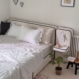 #제품지원 ㅣ new bedroom 🖤
스토리에 살짝 올렸던, 달라진 우리집 침실✨
사실 왠만한 타입의 침대프레임은 다 해본거 같은데
그때마다 새로운 분위기의 프레임이 등장,
결국 고민 끝에 기존의 프레임은 안녕-🌝
퍼니코의 허그 부클레 패브릭 호텔 침대 프레임으로
다시 한번 침실 분위기는 새롭게 변신 성공 ✨
새 침대를 보면서 가장 먼저 눈에 띄는 
부드러운 화이트 부클과 블랙 파이핑의 조합🖤🤍
둥근 스퀘어 실루엣이라 부드러운 분위기에
폭신한 패브릭에 파이핑 엣지가 마음에 쏙 든다
저상형 플로팅 통깔판이라 뒤척일 때에도 소음없이,
일반 깔판보다 훨씬 견고할 뿐만 아니라 
2단 조명과 usb 선이 설치된 사이드패널까지,
예쁘기도 하지만 실제로 사용하는 내내 편리해
내 기준 매우 합격, 마음에 쏙 든 퍼니코의 프레임
달라진 침실 분위기가 아직 낯설기도 하지만
이런 변화는 집스타그래머를 또 움직이게 하지,
오늘도 의욕넘치게, 화요팅🤍
#오늘의집에디션 #퍼니코 #오늘의집 #침대
#신혼가구 #신혼침대 #자취침대 #예쁜침대
#침대인테리어 #침대프레임 #부클레 
#침구인테리어 #부클레침대  #침실스타일링 
#벽꾸미기 #침실꾸미기 #패브릭침대 
#포스터인테리어  #쿠션커버  
#러그인테리어  #포르투갈러그 
#조화나무  #침실가구 #조화화분 
#조화플랜테리어  #침실인테리어추천
