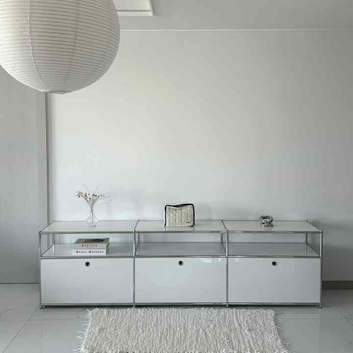 The weather these days doesn't feel like midsummer,
and the breeze has gotten quite cool!

But it's 30 degrees, lol!!?

It's strange weather, as if everyone's been brainwashed into thinking it's not even this hot ☁️

It's so nice to see a clean living room ◡̈ 

_
#Today'sHome #거실인테리어 #화이트인테리어 #거실 #신혼집 #신혼집인테리어 #30평대아파트인테리어 #소통 #신축아파트인테리어 #수납장인테리어 #수납장추천 #마켓비수납장 #맞팔 #맞팔해요 #소통해요 #신혼집꾸미기 #모던인테리어 #쇠테리어 #미드센츄리