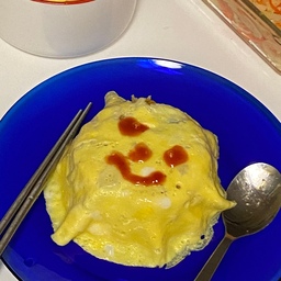 냉장고 털어서 저녁만둘기
양조절 실패로 내일 점심은 도시락 확정이에요😅
#오홈스토랑 4 #콘수프기록 #오므라이스 🍛