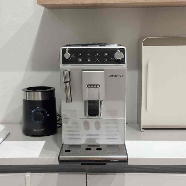 引っ越してきたら、ぜひ行きたかったドロンギ☕  
友達のサプライズのおかげで  
いよいよ我が家ホームカフェ完成✨

見つけるのは難しいモデルです。  
販売先が見つかるとすぐにゲット！  
（サイズはちょっと捻れてきたが…可愛い誤差🤍）

今朝  
アイスアメリカーノのグラスで  
一日を開く幸せを楽しんでいます。

＃今日の家＃今日の家クリエイター＃ドロンギ＃ドロンギコーヒーマシン 
＃ホームカフェ＃ホームカフェインテリア＃ホワイトインテリア＃ウッドインテリア  
＃ホテルインテリア＃キッチン家電＃コーヒーマシンおすすめ＃朝コーヒー  
#アイスアメリカーノ #ホームスターグラム #ホームスタイリング #coffeetime 
#homecafe #coffeelover #interiorinspo #kitchenstyle