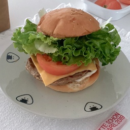 #오홈스토랑 #콘수프기록
햄버거는 집에서 만들어 먹으면 정말 맛있어요🍔🤍
좋아하는 재료 듬뿍 넣고 소스 듬뿍 바르면 꿀맛..🌟
#햄버거만들기 #햄버거 #패티 #그릇 #접시 #플레이트 #원형플레이트 #키친크로스 #크래프트지수납 #야채보관 #법랑볼 #법랑밧드 #에피큐리언도마 #도마 #미니도마 #블랙도마 #과일칼 #글로벌나이프 #스텐사각팬 #사각팬 #스메그인덕션 #스메그 #요리 #집밥 