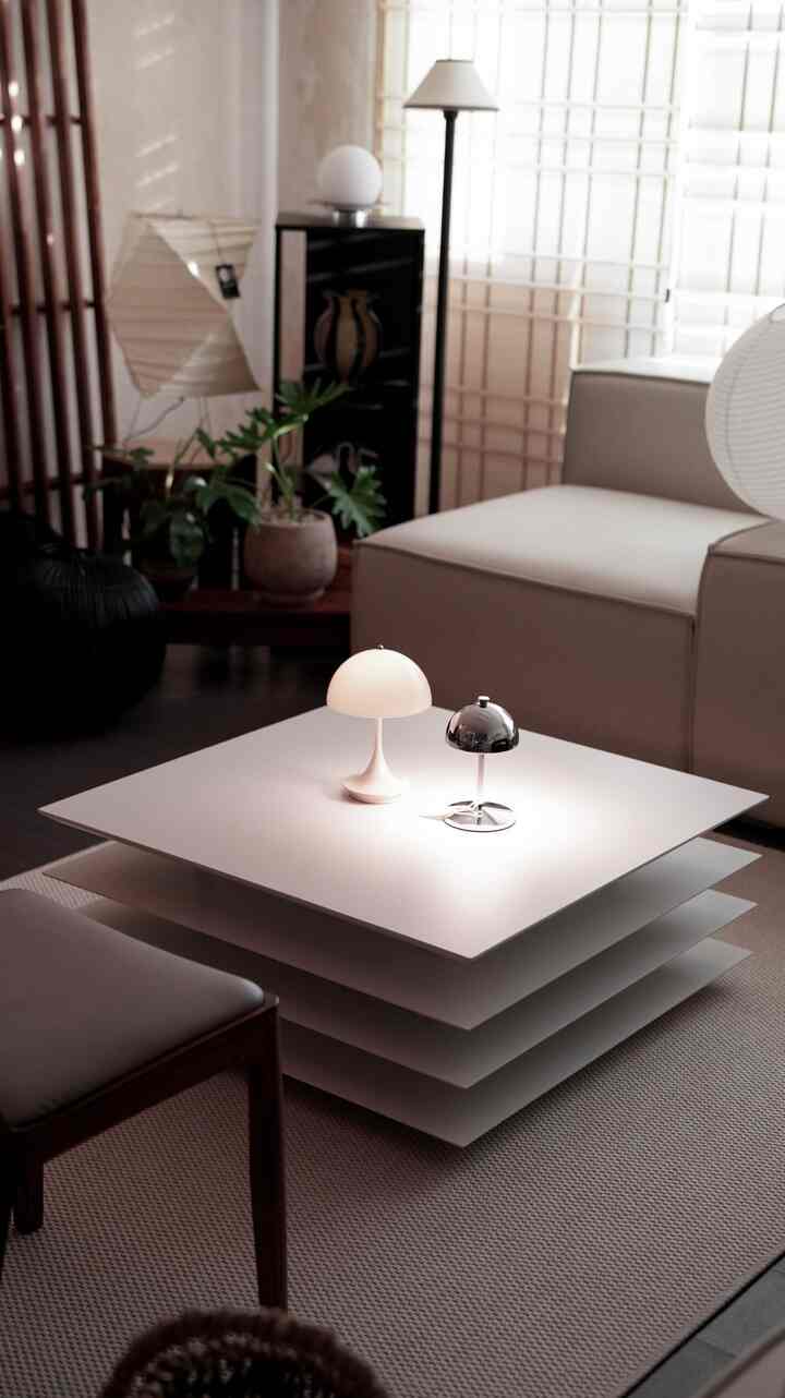 #今日の私の家 Do you like the cloudy mood? 🌧️赤いショットたくさん準備しましたか？

また始まりました☺️ぼかし>雨シーズン☔️前の梅雨時期には、恥ずかしくて赤ちゃんショットを濃く取るとします。

幸いなことに（？）フラットポイントソファテーブルの明るい色のおかげで、暗闇の暗いムードはやっと避けました。ヨゲの中心を掴んで握ってくれると、曇ってもそれなりにポヨンにトーンが捕まったんですよ！ホワイト+シルバーの組み合わせがたくさんありましたが、私はオールホワイトの組み合わせになります🤍

とにかく写真は二番目に、今週は新たに入ってくる家具もあり、荷物があちこち爆弾のように離れています。 😂整理できないのに整理できていないフォルムはタフな妄想な性格だ。

天気も曇りㅠㅜ皆さんの今週の計画はどうなりますか？ 

🏷️
@flat_pointフラットポイントページテーブルソファ
。
。
。
。
。
#リビングスタイリング＃インテリアコーディネート＃コンスープ記録＃コンスープチャレンジ 