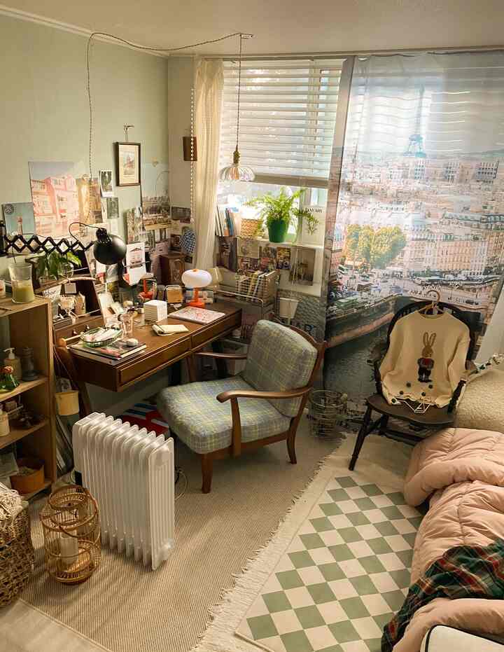 ナチュラルカラーの寝室、ヴィンテージ家具とポスターが配置された雰囲気のあるインテリア