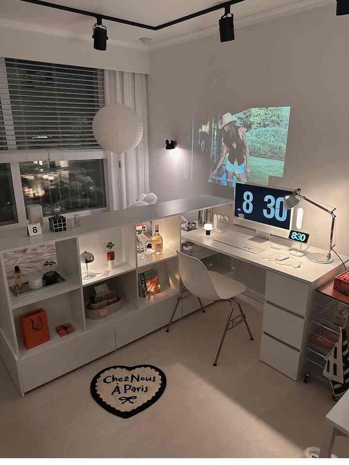 白を基調としたワンルームのホームオフィス、机と椅子、収納が整えられたモダンで落ち着いた雰囲気のインテリア