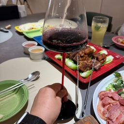 퇴근 후 한 잔의 여유 🍷  레드와인과 하이볼 한잔 
#맞팔 #맞팔선팔 #맞팔환영 
#우리집일상 #홈술 #집술 #와인잔 #레드와인 #집에서한잔 #퇴근후 #홈파티 #우리집바 #소확행 #오늘의집 #집꾸미기 #식탁풍경 #홈인테리어 #갬성일상 #저녁시간 #집콕생활 #행복한집