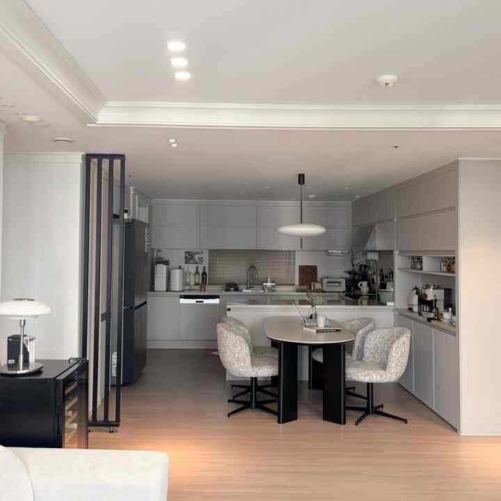 ＃自宅で最高の忙しい＃コンスープ記録＃冷たいトゥーチ＃パーティション＃カフェ＃アントゥチュン＃冷蔵庫を選ぶ＃キッチン装飾＃30
＃ブラックパーティション＃非ポアフター＃beforeandafter 

After > Before

*最後の写真はbefore

ブラックパーティションで「冷たっぷり」を隠してみました！

白で覆うか黒で覆うか..
私の家はアイボリートーンだから白が飛び散るのではないか
ブラックで選ぶと暗く見えないだろうか.. 
パーティションのためにスペースが狭く見えませんか

と、本当に長く悩んでいたのに…なぜこんなに長く悩んでいたかと思うほど、とてもよく似合うと思います🖤
キッチンの雰囲気まで活かして… ！👍🏻大満足！