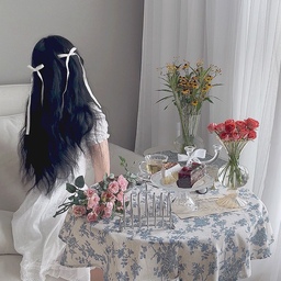 #유럽같은우리집 
프랑스 감성 물씬 우리집⚜️🗝️
창가로 들어오는 부드러운 빛과 프렌치패턴 테이블보, 향긋한 티와 디저트.
모던한 공간에 로맨틱한 프렌치 무드를 더해, 집에서도 파리의 티타임을 즐길 수 있는 나만의 작은 살롱이에요.
#프랑스 #파리 #프렌치 #프렌치인테리어 #빈티지 #빈티지소품 #홈카페 #유럽감성 #유럽인테리어 #유럽무드 #맞팔 #소통 
