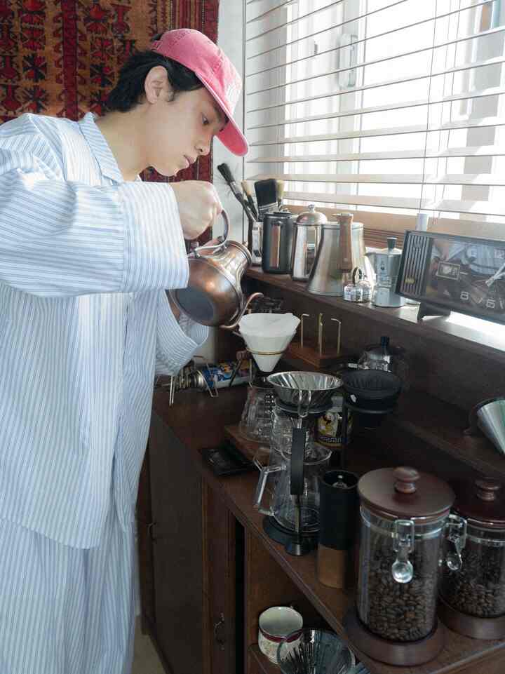 木目調のキッチンスペースにホームカフェのコーヒーツールと棚が配置された雰囲気のあるヴィンテージインテリア