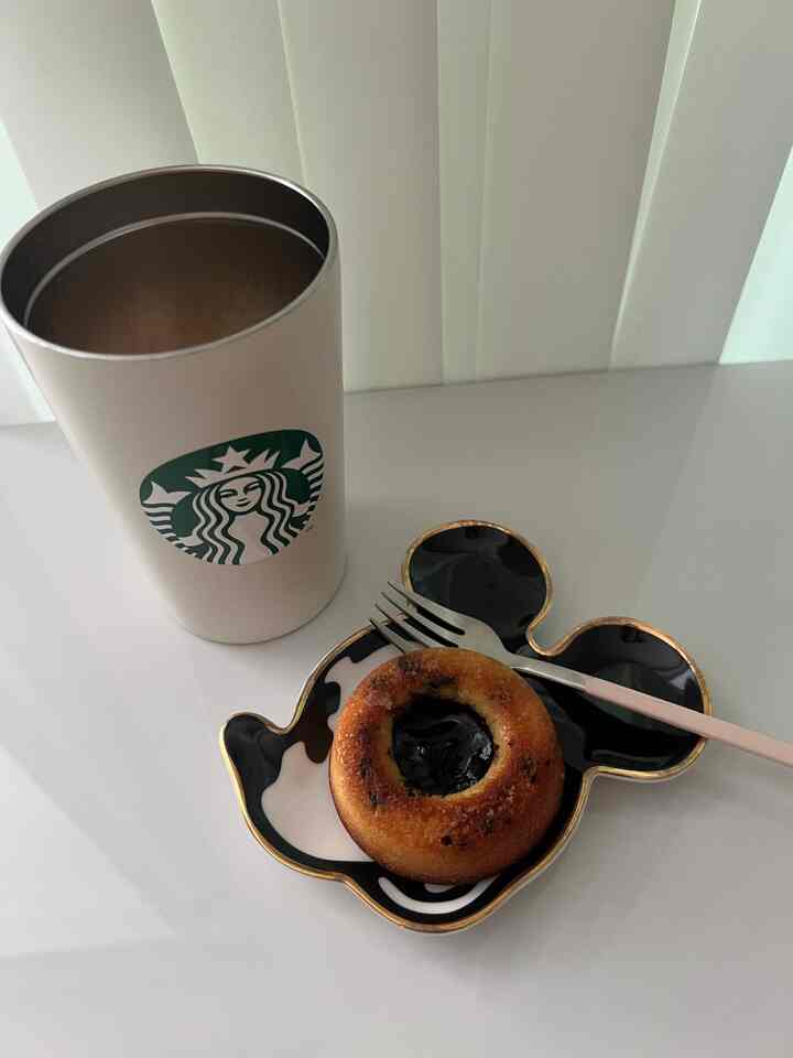 #오홈스토랑 3

A little time for myself.
That time is coffee time.
Rather than slurping down coffee like water,
if you try to appreciate every sip,
it feels like another moment.
Putting dessert on your favorite plate...💓
Thank you again today... ⭐️

#SecretChallenge #콘수프기록 #커피타임 
#Franfranc #미키마우스 #미키덕후