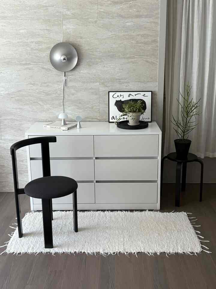 With so much stuff at home, storage space was always limited. 🥹
So I kept everything hidden here and there, but as my belongings grew, I needed a dresser with ample storage, and I received the perfect one as a gift. 🖤

The Deep Mild 3-Tier 1200 Drawer Chest boasts ample storage space thanks to its generous drawer height and depth!
The sturdy 23T frame prevents warping and twisting, ensuring long-lasting use. The durable, high-quality ball rails ensure quiet, smooth opening and closing, making it comfortable to use.
It also features a stopper to prevent the drawers from falling completely out of the rails, making it safe for use in homes with children! It's safe to use, even when children are using it, making it perfect for a child's room.☺️🖤

The chest of drawers has a warm gray front, and the top and sides are off-white.
It brightens and expands the space, and the bright-colored top complements various accessories, making it a great interior decoration.

At a reasonable price, it's made entirely of eco-friendly materials,
so it's safe and odor-free :) Even those who are sensitive to furniture odors and have sensitive skin can use it comfortably.✨

#living #cornsouprecord

#roomandhome #deepmildchestofdrawers #roomandhomechestofdrawers #chestofdrawers #livingroomchestofdrawers #wardrobe #storage #storageinterior #masterbedroomchestofdrawers #dressingroomchestofdrawers #masterbedroominterior #bedroominterior #newlywedhouseinterior #newlywedfurniture