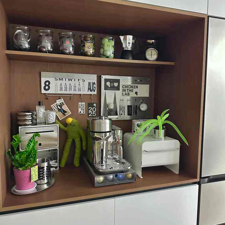 小さなスペースですが、
コーヒー一杯といえば世界最大のヒーリング☕✨
赤ちゃん昼寝タイム=自分だけのホームカフェタイム🫶🏻

＃今日の家＃家の装飾＃ホームスタグラム＃ホームスター＃ホームカフェ＃ホームカフェインテリア＃キッチンインテリア＃キッチンインテリア＃インテリアアクセサリー＃小道具インテリア＃セルフインテリア＃収納整理＃キッチンアクセサリー＃カフェコーナー＃ネスプレッソ＃コーヒーマシン＃ホームカフェインテリア