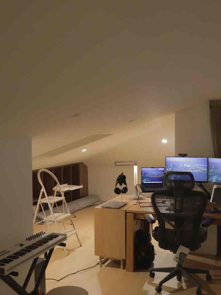 私の新しいデスクテリアを公開します💻👨🏻‍💻🖥️
在宅勤務をしてみると、いつも同じ空間にとどまって変化が必要でした。
大きな心を食べて机の位置をテラス側に移してみました。
まるで引っ越してきたようですね！

私が愛用するアイテムレビューコンテンツにすぐに戻ります🫡

#deskterior #데스크테리어 #재택근무 #홈오피스 #deskgoals #desksetup #데스크셋업 #서재인테리어 #집꾸미기