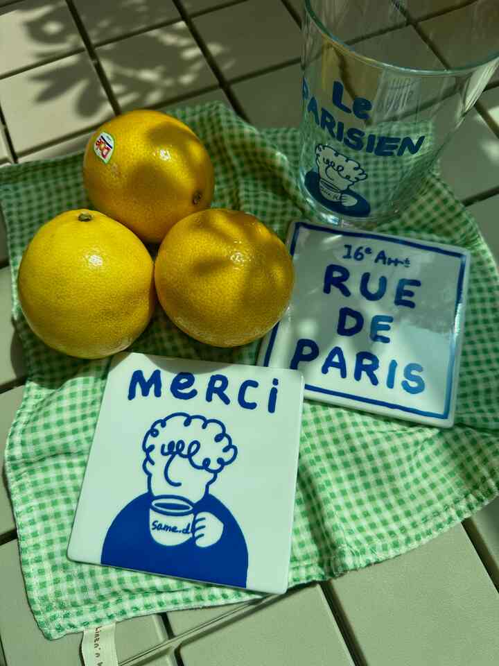 #gift  
愛情のあるセームディで！サプライズプレゼントを送ってくれました！👀✨

@same.d_officialのサマーコレクション！🏖️
今シーズンの2番目の製品
「🇫🇷 Parisian Tea-coaster（パリジアンティーコースター）」
涼しい一杯もいいと思います！🍹
小さなデザートを上げるプチトレイでもいいと思います！🍮
セムディくんと一緒なら馬馬馬母..!🥹

「ロマンの始まりは、小さなチコスターで」🫶🏻

🏷️ Thanks to.  #세임디티코스터 #우리집추구미 #맞팔 #베란다가드닝 #베란다인테리어 #베란다타일 #베란다데크타일 #타일인테리어 