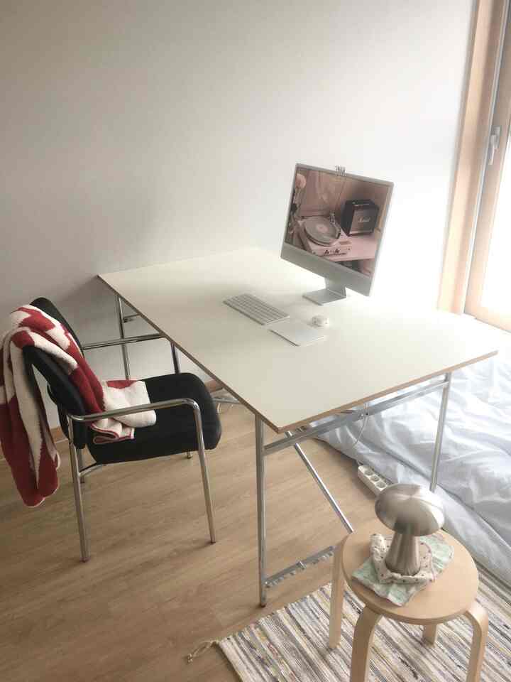 白と木目調が調和したワンルームのデスク空間、シンプルでモダンなホームオフィスの雰囲気