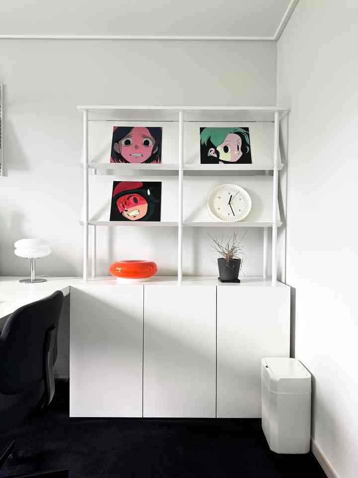 #StorageItem: Keajaiban kantor rumah yang rapi👌

Penyimpanan memang krusial di ruangan kecil,
tapi Anda tidak boleh mengorbankan gaya!

Unit penyimpanan ini sempurna untuk diletakkan di samping meja Anda.
Saya menggunakan rak pajangan untuk poster dan jam,
tapi tetap terlihat bagus meski tanpa beberapa barang kecil, kan?

Jika menggunakannya sebagai rak buku,
letakkan buku-buku bersampul cantik di rak untuk tampilan yang bergaya!

Tiga kompartemen di bagian bawah menawarkan ruang penyimpanan yang luas,
menjadikannya tambahan yang sempurna untuk tampilan yang rapi dan bersih!

Barang keren yang bisa membuat orang paling minimalis sekalipun merasa seperti minimalis 🖤

Kalau kamu nggak bisa lepas dari #dekorasiruangbelajar atau #penyimpanan, aku rekomendasikan #StandardLab #RakBuku 🖤

#RuangTamuRumah #RekamanSupJagung #ItemPenyimpananMeja
#RakBuku #InteriorRak #DekorasiKantorRumah
#KantorRumah #InteriorRuangBelajar #RuangBelajar #InteriorRuangKecil #InteriorRuangKerja #InteriorRuangKecil
#PenataanRumah #RakBukuRuangBelajar #DekorasiRuangBelajar
#InteriorPenyimpanan #Penyimpanan #InteriorHitamPutih
#Putih #RakBukuPutih #DekorasiMeja #RakPenyimpanan
#IkutiKembali #IkutiKembaliIkutiKembali #IkutiKembali