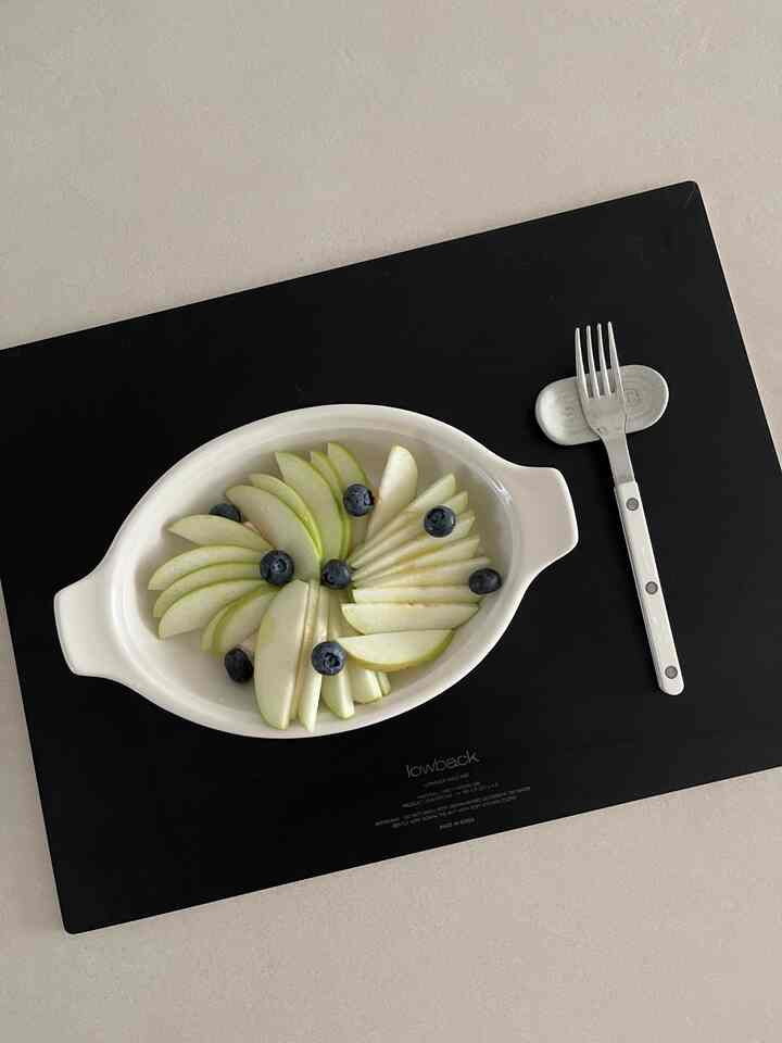 For the first time!

#DietMealUpload… Kekeke
I'm really determined to try this diet, but I wonder how long it'll last.
But this combination is delicious.
Why are all the diet meals these days(?) so pretty and delicious?
I'm so busy trying to keep up with them 👩🏻
Peanut butter underneath the apple 🥜

Peanut butter sauce 🤎
3 tablespoons of Greek yogurt, but I'm using 🥄🥄 + peanut butter 🥄
+ milk (pass) + allulose
Peanut oil + a little pepper on top of the apple, but I messed up the amount lol

It's really delicious and easy, so everyone should try it… 🫰🏻
The last photo is the real thing ^^;

#CornSoupRecord #내돈내산 #오늘의우리집 #아기가사는집 
#HomeWithKids #오집템 #잘산템 #살림템 #예쁜템 
#BusyAtHome #오늘의집에서샀어 #살림살이 #집꾸미기
#InteriorAccessories #홈인테리어 #예쁜게최고야 #예쁜템최고야 
#CuteIsTheBest #육아일상 #테이블매트 #사브르포크
#CutleryRest #로우백 #마이페이지꾸미기