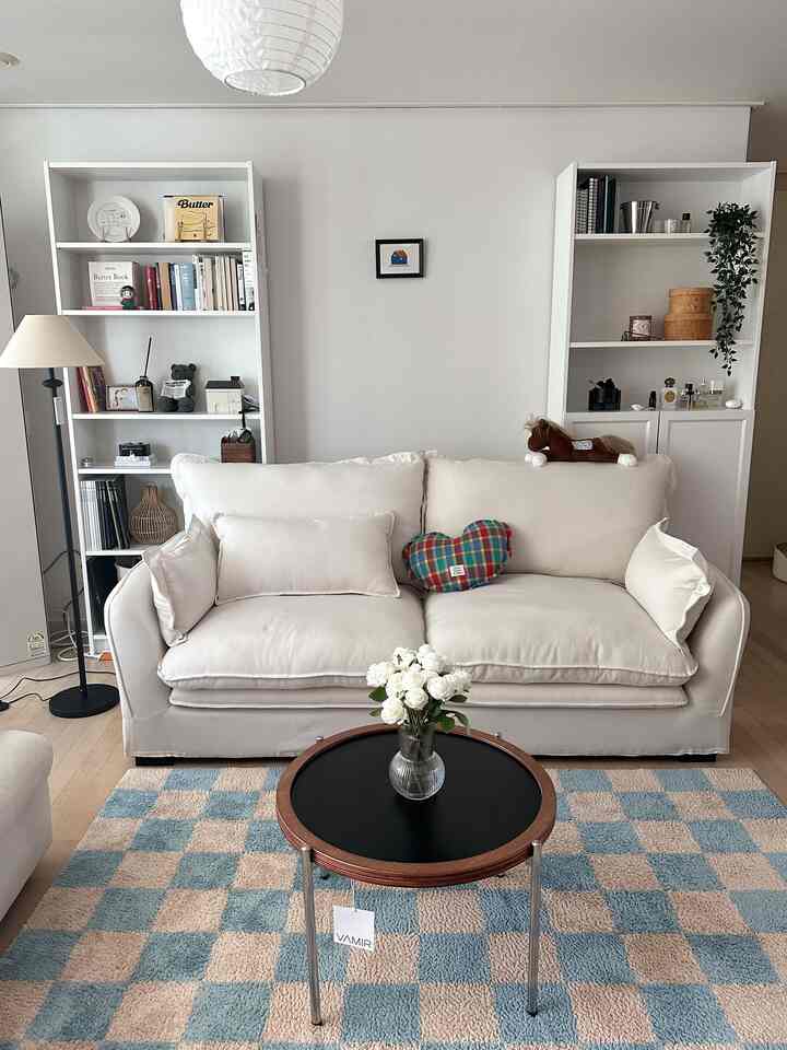 #今日の私たちの家3 
ラグを変えて敷いたらまた変わった感じ🩵💛

＃コンスープ記録＃リットン＃リテンラグ＃フローラソファ＃アイエンジホーム 