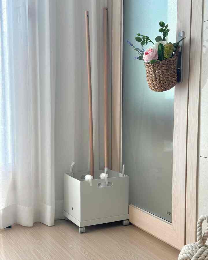 （すっきり、すっきり）無印良品で清掃用品からまとめまで一度に。 🧹

火曜日は床を磨く日〜
以前に紹介し、着実に反応良かったフィドラ再紹介します。

今日は見つめても掃除意欲のある無印良品清掃用品と整理用品まで共有してみます。

📍無印良品清掃
▪️木製ポール
▪️丸袋モップ
▪️丸袋モップケース
▪️丸袋モップウェット
▪️アングルカットカーペットクリーナー
▪️カーペットクリーナー
▪️衣類クリーナー
▪️ミニハンディ袋モップ
▪️ポリエチレンボトルスプレータイプ
▪️ニッチクリーンシリーズへら
▪️ニッチクリーンシリーズブラシ

📍無印良品整理
▫️ファイルボックススタンダードタイプ25cm 
▫️ファイルボックスキャスターも装着可能なフタ25cm
▫️リビングボックスキャスター（ホイール）
▫️ファイルボックス用ペンポケット 

実用的で簡潔なデザインに統一された色味が集まっておくと、よりシナジーを引き起こします。
すべてが清掃テムから整理テムまで無印良品で構成された＃内金耐酸製品。

毎日掃除ルーチンに従って取り出して使い、パントリーに入れて仕上げ。用途にガラヘッドを組み合わせ可能で詰め替えで追加して。ボックスには車輪があるので移動も楽です。

清掃用品遊牧民なら、無人良品に立ち寄ってみてください。さまざまな種類に満足しています。 🤗

今日もきちんとした家を作りました。 🏡

（詳しくはブログをご覧ください）

＃ソナのサリムレシピ＃ミニマルサリムラー
＃清掃用品の整理＃清掃用品＃清掃用具
＃清掃品＃無印良品＃無印良品おすすめ
＃整理テム＃サリムサルリ
＃ミニマルライフ＃ミニマルサリム＃感性サリム
#cleaningtools #muji #無印良品 
＃サリムサルが＃収納の達人＃執拗なサリムテム