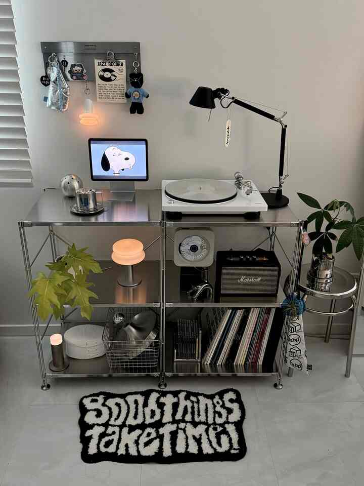 シルバーのメタリックトーンの音楽鑑賞空間、ステンレス棚とターンテーブルが配置されたモダンなインテリア