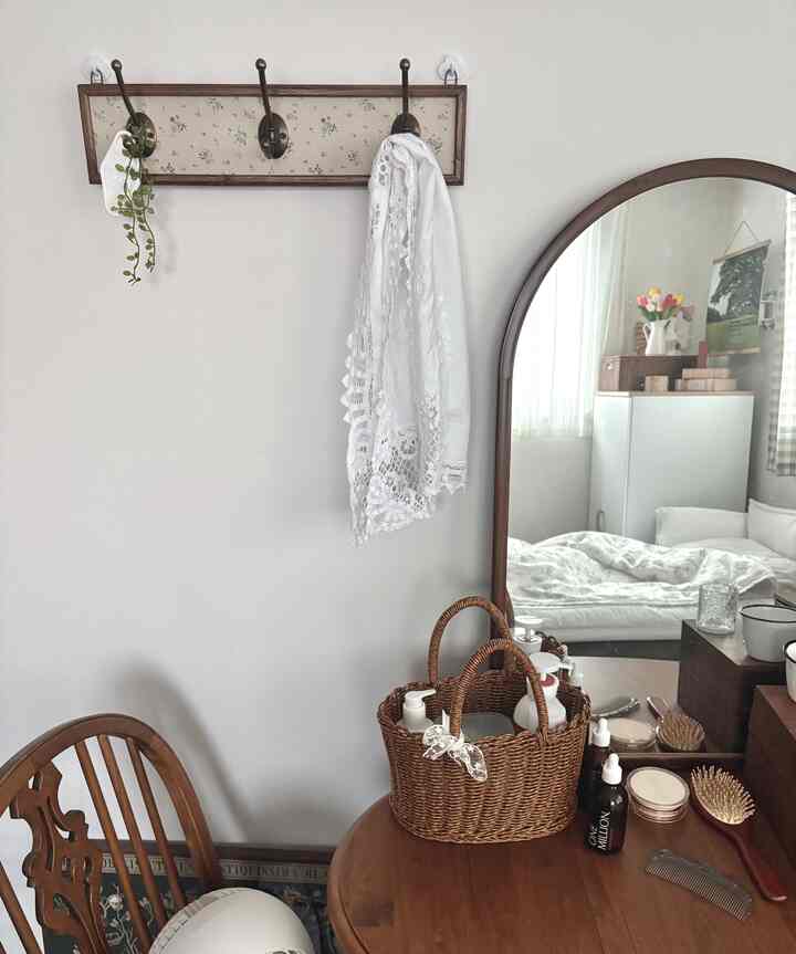 ホワイトとブラウンの木目調が調和する寝室の化粧台空間、ラタンバスケットと木製家具が自然な雰囲気を演出