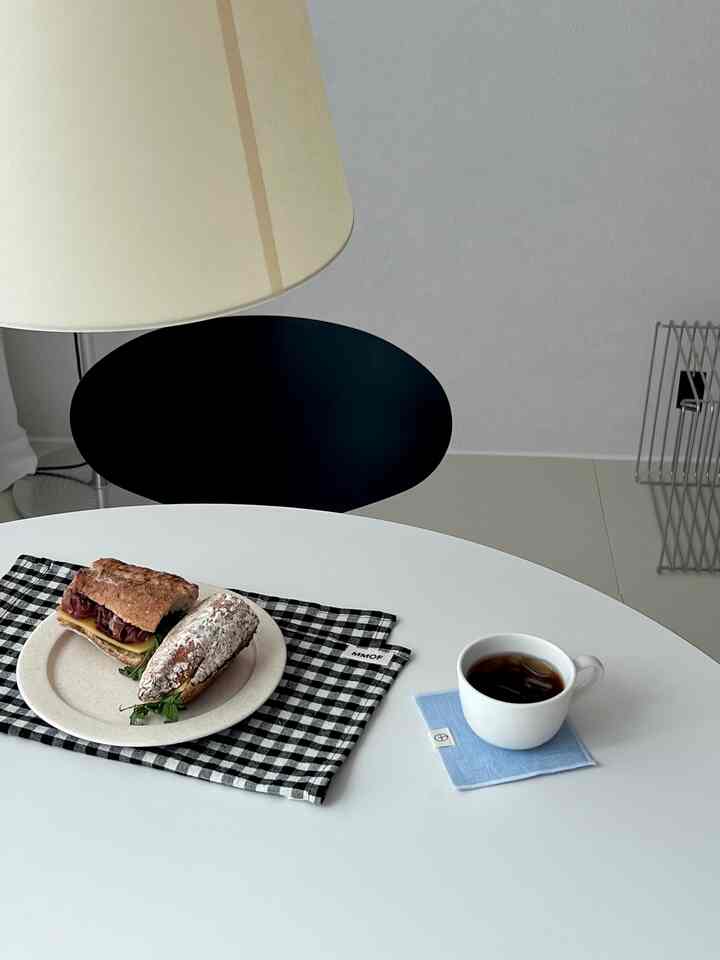 #カラーインテリア

サンドイッチきれいに作れないから買わなければいけないㅓ… 😌 プレーティングするとモーフなのに、モーフキッチン用品のおかげで食べ物の写真を撮るのが美味しいです 🍇🧈🍧🥨

＃夏の風味のインテリア＃ポイントインテリア＃テーブルマット＃テーブルウェア＃家の装飾＃今日の家＃デザートプレート＃デザートプレート