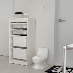 요즘 배변훈련중이라
화장실 바로 앞으로 유아변기 셋팅완료 🚽✨
낮기저귀 밤기저귀 잔뜩 보관하던 커다란 수납장 치우고
깔끔하게 트로파스트로 변경!
칸칸이 필요한 용품만 넣어두니 너무 편하고 좋다아🤍
#콘수프기록 #오늘의우리집 #화장실 #유아변기 #아이팜 #배변훈련 #아기가있는집 #화장실앞 #화이트인테리어 #이케아 #트로파스트 #욕실수납장 #아기용품정리 #기저귀보관함 #육아일상 #두돌아기