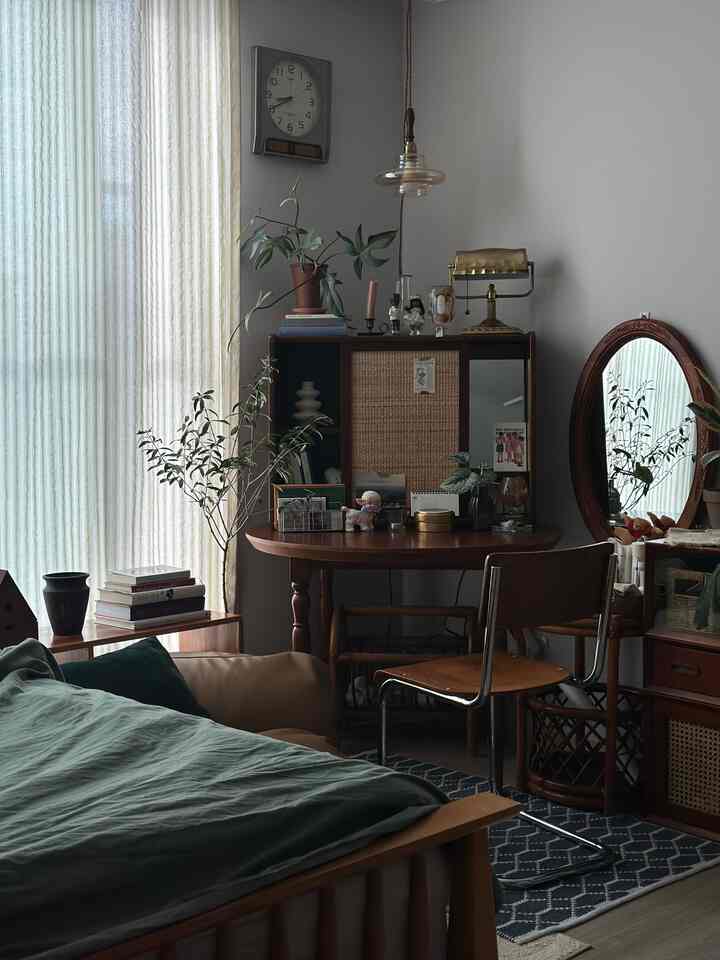 ナチュラルな木目調の寝室兼ホームオフィス、木製家具と植物が調和した雰囲気のある作業空間