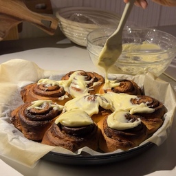 #오늘의우리집 홈베이킹데이👩🏻‍🍳 시나몬롤 만들기
실내온도도 딱 맞아서 발효는 굿굿 Good
모양잡느라 예술혼 불태웠는데 망한 것 같아요😂
아이싱은 처음 만들어 봤는데 크림치즈 풍미가 가득~
상큼 달콤하게 잘 만들어졌지 뭐예요
📌만들기 재료는 사진에 링크해뒀어요
집빵 만드니 집밥 해먹는 기분처럼 뿌듯합니다
내일 금요일이에요😆 좀만 더 힘내자고요🙌🏻
☝🏻아! 저희집 빵반죽은 제가 아니라, 얘가 합니다
(사진 마지막장에 소개했어요)
#콘수프기록 #홈베이킹 #빵스타그램 #빵모닝 #빵순이 #빵만들기 #시나몬롤 #베이킹도구 #베이킹초보 #반죽기 #제빵기 