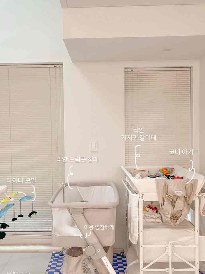 🍼一日に数回おむつを行く
自宅で一番たくさん来るところはまさにここ、育児ゾーントップツー！

あちこちに広がる子育てを整理したい気持ちで
ラグでスペースを分けました。
まるで駐車場のような感じも持って、
空間がしっかり分離されて大満足です✨

今ここが私の小さな作業室のようです。 ㅎㅎ
子育てゾーン、今日も出勤完了🙌



＃自分だけの作業室