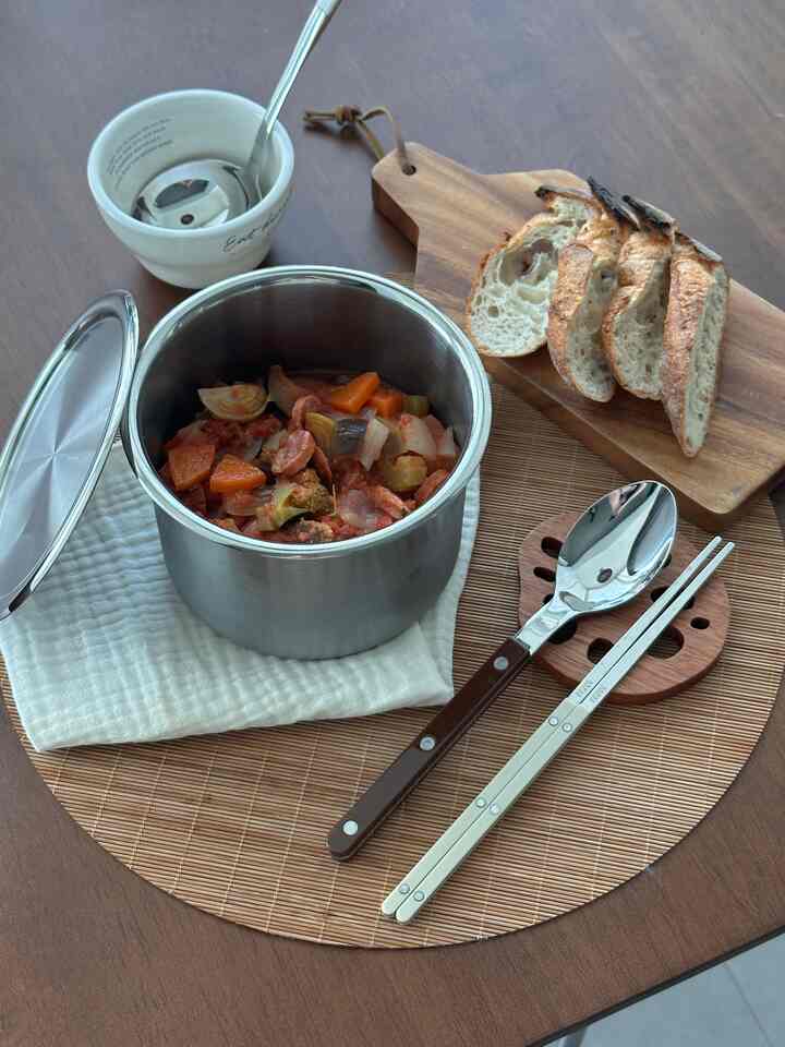 #제품제공 I received the famous Gottman Tongz •• New Heating Tongz 13cm and tried it out!

The biggest difference from the original Tongz is that it's not just for keeping food warm or insulated, but can also be used as a small pot for actual cooking. Designed to work with most heat sources, including induction, gas ranges, and ovens, it significantly expands the range of applications. The triple-layer construction and aluminum core ensure fast, even heat transfer, which I was very pleased with.

What I particularly appreciated was that while the bottom heats up quickly, there's almost no tendency for one side to boil over or stick, ensuring consistent cooking. The high corrosion resistance of the 316Ti material gives me the confidence that it will be durable for years to come.

The lid, like the original Tongz, is designed with a weighty design to maintain internal pressure, preventing moisture loss and preserving the flavor and aroma of the ingredients. This is a major advantage. Heating Tongz is a versatile cooking utensil that can be used for prep, cooking, plating, and keeping warm all at once, making it the perfect fit for small kitchens or single-person households!

If you already own a Tongz, you might think of it as just a version with added heating functionality. But when you actually use it, it's a completely new minimalist cooking tool with a completely different range of uses!

The Heating Tongz's most practical appeal lies in its ability to handle a variety of heat sources, its excellent sealing, its even heat distribution, and its healthy materials. It eliminates the need for a separate, smaller pot. 🤍

Experience perfect cooking in a small space with Gottman Heating Tongz! ⋆ ˚。⋆

#Today'sHomeEdition #고트만 #오늘의집 #고트만히팅통즈 #요리 #집밥 #쿠킹 #홈쿡 #요리스타그램 #주방템 #키친웨어 #고트만냄비 #냄비 #냄비추천
