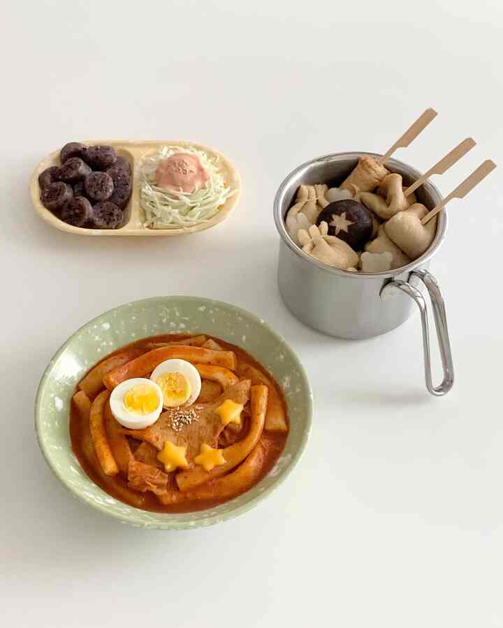 #제품지원
New Tongz with added heating function! I used the [Gotman] Heating Tongz Pitcher 13cm to boil fish cake soup, and its compact size makes it perfect for serving on the table. 🍲🍢

From fish cake soup to raspberry jam and miso soup - 
The triple-layer body, made of domestically produced 316Ti stainless steel, boils quickly and is durable and corrosion-resistant, making it perfect for any dish.

The heavy lid seals tightly, keeping leftover soup and food fresh. 👍🏻ˊ˗ From cooking to storing, the Heating Tongz is a breeze!

It's compatible with gas stoves, induction cooktops, and ovens, making it ideal for a variety of dishes. The Urbane ladle and spatula, which I used with the Tongz, are also sleek and comfortable, and I'm very satisfied with their design.

A reliable kitchen item that makes everyday dining more comfortable, the [Goatman] Heating Tongs Pitcher is available at Today's House ♡

#Today's House Edition #고트만 #오늘의집 #고트만히팅통즈 #요리 #집밥 #쿠킹 #홈쿡 #요리스타그램 #주방템 #키친웨어 #고트만냄비 #냄비 #냄비추천