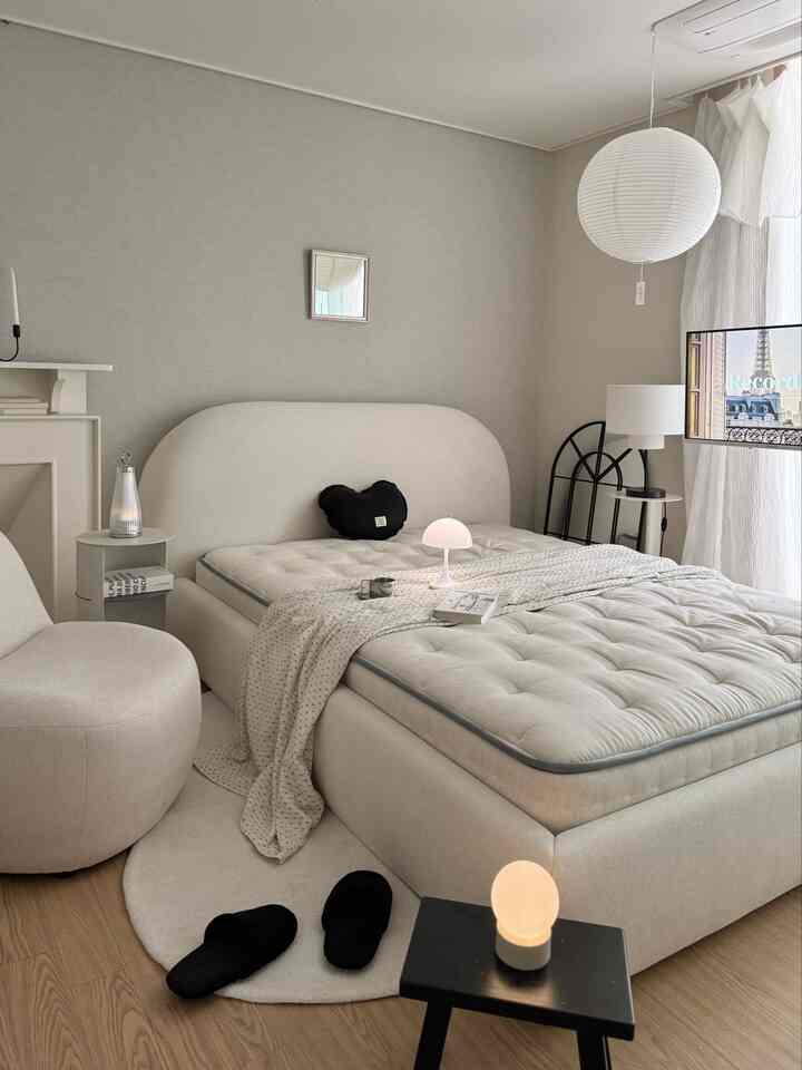 #내돈내산 #콘수프기록

寝室の雰囲気を変えたいとき、一番確実な方法はベッドから変えると思います✨

マテラソオブファブリックベッドフレーム
ヘッドボードは滑らかな曲線でデザインされています
空間がふんわりと安定感に変わります。
丸みを帯びたラウンドコーナーが寝室をよりゆったりとさせてくれ、アイボリーカラーが入ってくるから
部屋が明るくなり、暖かいムードでいっぱいになりました🤍

生地は柔らかい風合いに生活防水機能まであり
汗の多い夏でも快適に使えますよ☀️

合わせたマットレスは
しっかりしながらも体を快適に支えてくれて
横になれば一日疲れがスルル解ける感じです。
密度の高いフォームと優しいクッション感のおかげで
朝起きる時も開運することができます。

安全な素材、快適な使用感、そして感覚的なデザインまで。
フレームとマットレスが出会うから
寝室は本当に新しい空間のように感じます  #마테라소 #마테라소포레스트컬렉션 #패브릭베드 #오브 #오브패브릭베드 #베드룸 #침실인테리어 #인테리어가구