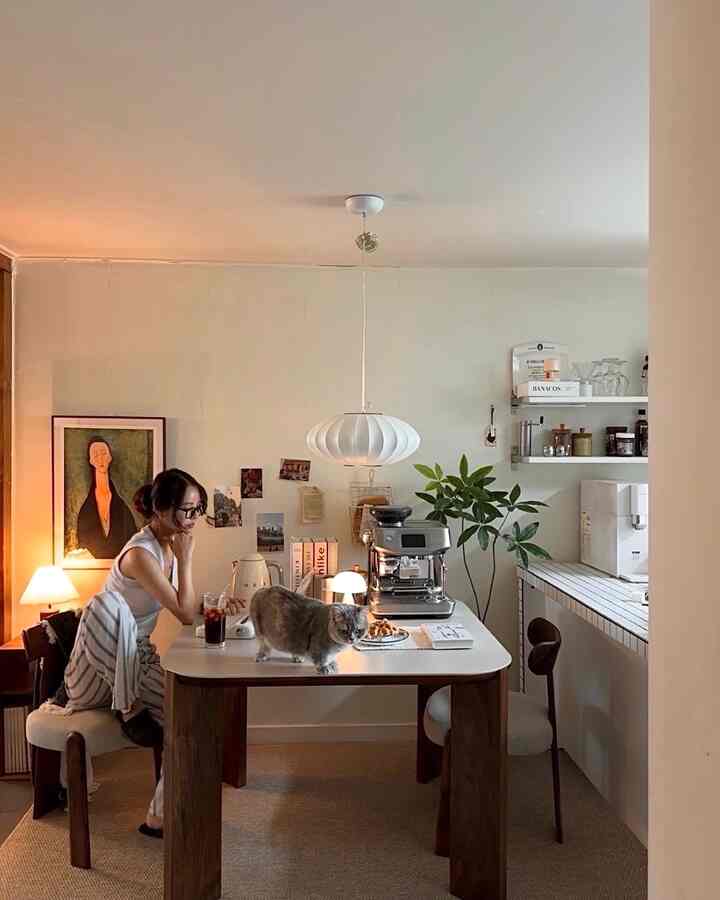 4 #집에서제일바빠 #다이닝룸인테리어

Hari ini, setelah rajin membersihkan dapur,
saya menikmati rehat kopi santai di ruang makan. 🫶

Cahaya memang minim di ruang makan,
tapi saya sangat menyukai nuansa cokelat keemasan yang tercipta dari pencahayaannya,
jadi saya mengambil foto seperti ini lagi. 🙃

#KehidupanSehari-hari #리뷰 #예쁜템 #아파트인테리어 #맞팔 #선팔
#InteriorVintage #플랜테리어 #홈스타그램 #스페셜크리에이터 #오늘의우리집 #콘수프기록
#InteriorDapur #주방꾸미기 #주방조명 #브레빌881
#BrickNine #주방테이블