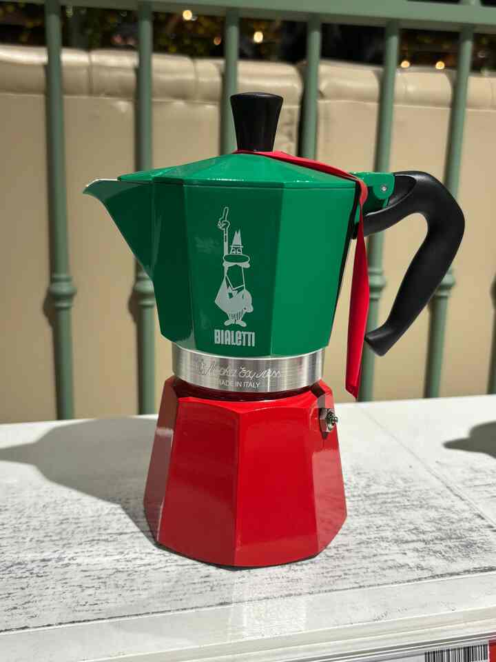 シーズン限定版！ #Bialetti モカポート (Made in Italy)
イタリアの高級モカポートブランド、＃ビアレティ

 緑と赤の美しい調和でキッチンに活気を加えます。
 Made in Italy：本物のイタリアの生産製品で優れた品質を保証します。
 ＃ビアレティオクトパロマデザイン：八角形のボディに熱を均等に伝え、より深く濃いコーヒーを抽出します。
コンポーネント：モカポート本体、リボン
サイズ：3カップ、6カップなど様々なサイズ
＃プレゼント用にも適格！
