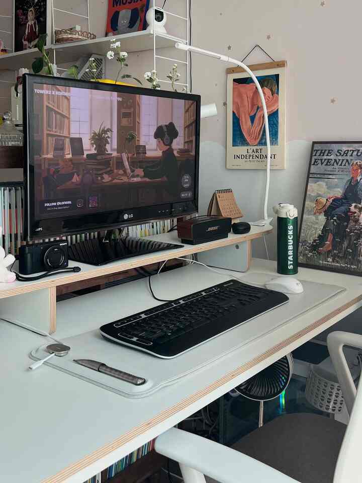 白を基調としたホームオフィス、モニターとキーボードが置かれた整ったデスクとオフィスチェアのある雰囲気のあるインテリア