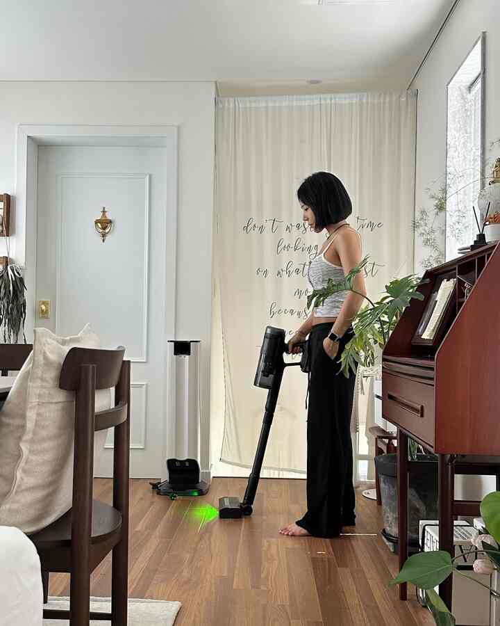 家にほこりの幽霊が住んでいるのか振り返ると、ほこりが生成されていて、不気味なのにきれいに掃除してくれる「ロボラックH60 Hub Ultraクリーナー」のおかげで、最近は頑張っていますよ😌

本体も軽いのに吸引力がなんと強力なのか（Hub Ultra：最大210AW） 床もカーペットも手軽に掃除できてどれだけ良いのかわかりません！

そして、きれいになると髪が本当の最大の悩みですか？迷惑な部分だったのに髪が絡まないブラシだからもう手で抜けてもいいので心の安定まで見つけたのかなぁ？

毎分7200回叩いてカーペットの中に隠れているほこりまで掃除できるのはまたどれくらい開いた部分なのか！

そこに140°広い角度のグリーンライトで隠れたホコリまで確認しながら掃除できてホコリが残ることができないという事実！

最後にドックに取り付けるだけで10秒で自動的にほこりを芽！空にして充電から保管まで一度に可能です。

本物の本当の最後に、デザインはまたどれだけうまくいったのか！ドックにヘッドを取付けてすっきり収納できるので、インテリアまでピッタリのオールインワンクリーナー探していたら「ロボラックH60 Hub Ultraワイヤレス掃除機」おすすめです！

#ロボラック #Roborock #無線掃除機 #H60HubUltra