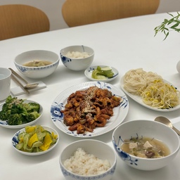오늘 저녁은 낙지볶음🐙 (밑반찬은 계속 돌려막기 중😆)
매콤하게 볶아서 콩나물이랑 소면이랑 같이 비벼 먹으면 꿀맛🫶🏻
아이들도 이 맛을 너무 잘 알아서 오늘도 즐겁게 저녁 해결🙌🏻
낙지볶음은 물 안생기게 센불에 휘리릭 볶아내는게 포.인.트✔️
여름이라 로얄코펜하겐 그릇들이 계속 손이 가네요💙
매운 거 땡길 때는 낙지볶음이 진짜 최고🔥
오늘도 잘 먹었습니다😋
#오늘의우리집 #오홈스토랑 #홈스토랑 #홈쿡 #집밥 #홈카페 #콘수프기록 #일상 #로얄코펜하겐 #낙지볶음