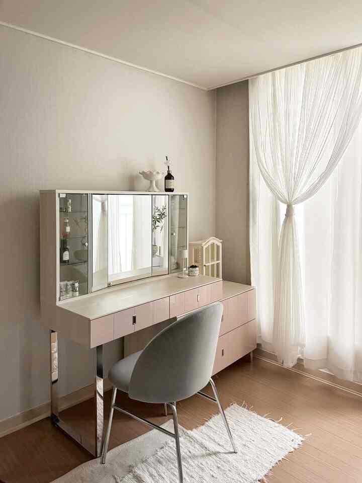 最近本当に満足しながらよく書いています 
ティエンヌシャルマンシーズン7シルバーラベルLED照明化粧台✨

一番いいのは寛大な収納スペースですが、化粧品と 
小道具が見事に整理されて準備するときはるかに 
快適でスペースもはるかにきれいになりました。

整理された化粧台のおかげで、朝ごとに始まります 
リラックスして気分が良くなります。

LED照明は毎日使いながらも感心する部分です。
時間や天気に関係なく、常に明るく 
きれいに照らしてくれてメイクするのは本当に楽で 
夕方には穏やかにつけておくとムードなど 
同じ雰囲気を作ります。

照明のおかげで顔が明るく見えるので準備する 
時間がもっと楽しく、自信もできる感じです。

デザインもとてもスタイリッシュで部屋の雰囲気まで 
変えるのが大きな利点です。
シンプルながらも豪華なスタイルなのでどこに 
置いてもよく似合い、鏡の前に座るたびに 
満足度が高い

ただ1つの化粧台でした。 
はるかにスタイリッシュに見えて、そうです。

書くほど、実用性とデザインの両方が  
満足させる化粧台です。



＃化粧台＃化粧台おすすめ＃インテリアアクセサリー 
＃家の装飾＃部屋の装飾＃ホームデコ＃LED照明＃ムードライト＃ホームスターグラム 
＃家の飾りグラム＃インテリアデザイン＃ホームインテリア
#インテリア家具 