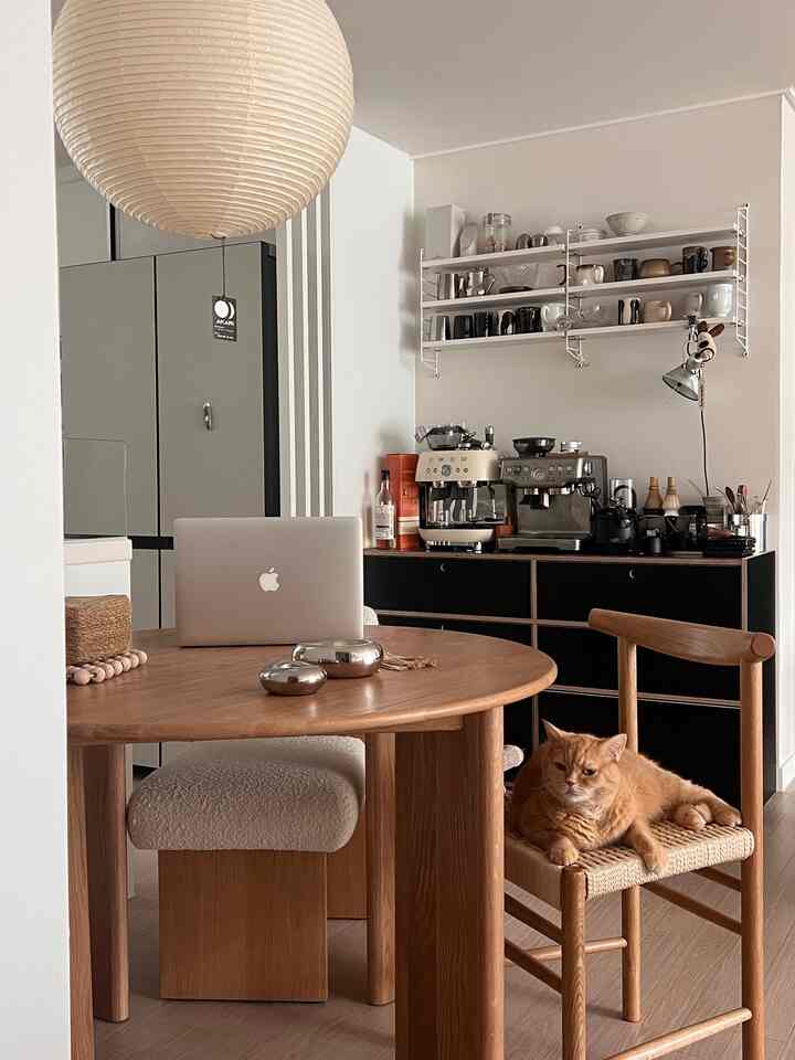 私の最愛のホームカフェゾーン☕️👀 

＃スペシャルクリエイター＃ホームカフェ＃収納場＃コーヒーマシン＃ストリング＃棚＃キッチンスタグラム＃キッチンインテリア＃キッチンインテリア＃ハウススタースラム＃ホームスターグラム＃キッチン＃プエブコ＃ポセリンダイニングテーブル#アカリライト #アカリ55a #breville #homecafe #stringfurniture 