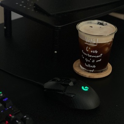 주말의 좋은 점 두 가지☕🍪
1. 생각날 때마다 아무때나 카페인 충전 가능!
2.아무때나 간식 충전 가능! 앗 사실 요거는 아무때나 가능..ㅎㅎ
간식이 계속 땡기는 걸 보니… 따라란..
아무튼~마음 편히 시간 안보고 게임에 빠져들 수 있으니 올매나 좋게요!
아직 하루 더 쉬네요! 이번 주말도 격하게 놀아볼래요🤍
#집에서제일바빠 4 #콘수프기록 #서재인테리어 #블랙데스크 #데스크테리어 #데스크소품 #데스크인테리어 #깐깐공주 #가죽매트 #컵받침 #간식타임 #카페인충전 #버츄오캡슐 #버츄오 #오늘의간식 #주말일상 
